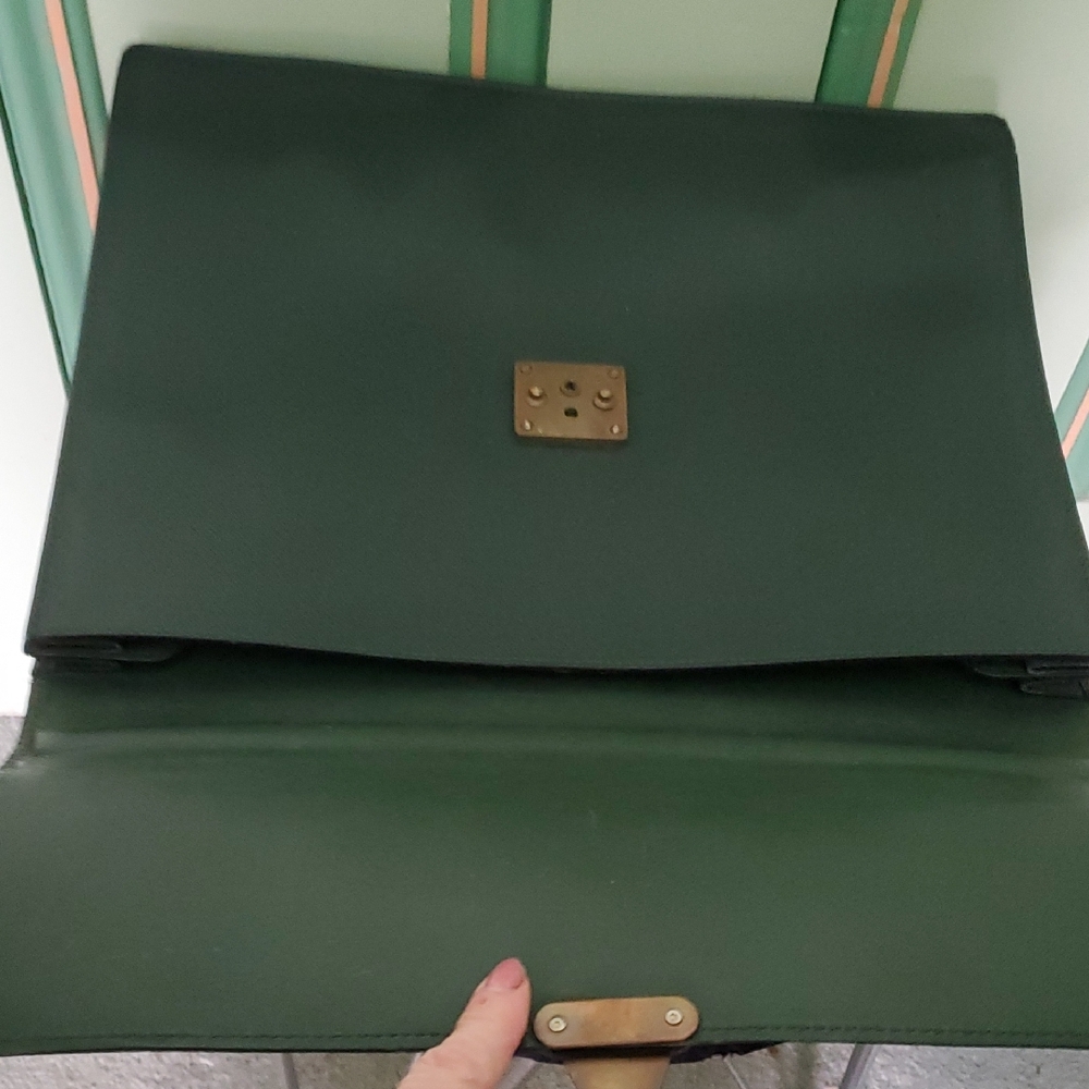 Authentic Louis Vuitton Elegant Green Leather Briefcase - Picture 5 of 12